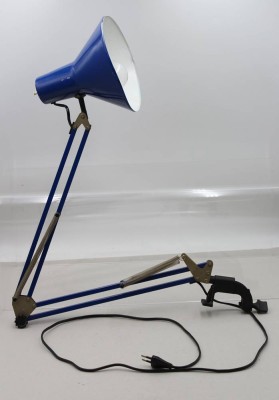 Auktion 376<br>blaue Vintage-Schreibtischlampe bzw. Architektenlampe im Industriestil mit Parallelogramm-Gelenkarm, Federn und einer Tischklemme , [1]