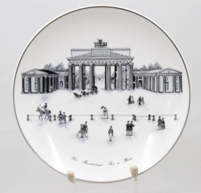 Auktion 376<br>Ansichten-Teller von KPM ,, das Brandenburger Thor in Berlin '' [1]