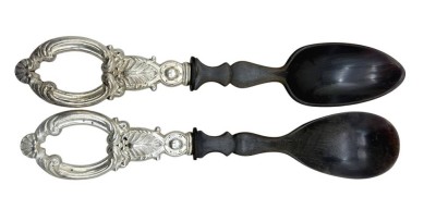Auktion 376<br>2x div. Salatlöffel, versilberte Griffe und Bakelit, wohl WMF, Gebrauchsspuren, L-ca. 22 cm [1]