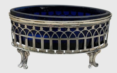 Auktion 376<br>gr. Gewürzschälchen mit blauen Glaseinsatz, Silber, mit Salzlöffelchen. H-4,5 cm, 8,5x5 cm, Silber 30 gr. datiert 1809 [1]