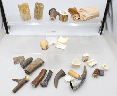 Auktion 376<br>Sammlung von natürlichen Rothirschgeweih-Stücken, Abwurfstangen, Geweihscheiben, Hornteilen . [1]