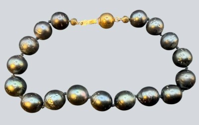 Auktion 376<br>Perlarmband, graue Perlen mit Goldschliesse -585-, L-20 cm, Perlen D-ca. 1 cm, 21,08 gr. [1]