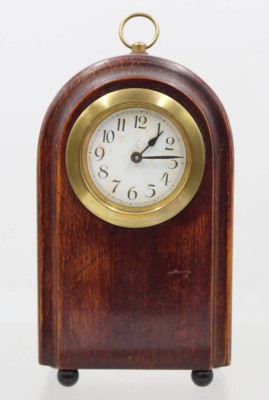 Auktion 376<br>vintage Kaminuhr im klassischen „Beehive“-Stil (Bienenkorb-Form) aus Holz mit einem runden Zifferblatt und einer goldfarbenen Lünette [1]