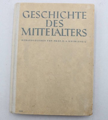 Auktion 376<br>„Geschichte des Mittelalters“ (herausgegeben von Jewgeni Kosminski / E. A. Kosminskij und S. D. Skaskin), einem klassischen geschichtswissenschaftlichen Lehr- und Fachbuch [1]