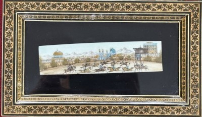 Auktion 376<br>persische Miniaturmalerei, Reitersoldaten vor Moschee/Palast, Rahmen aufwendig intarsiert/Glas, RG 24x14 cm [1]