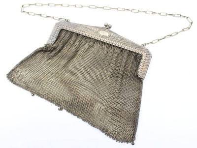 Auktion 376<br>antike Kettentasche (auch Netzhandtasche oder Theatertasche genannt) aus der Zeit des Jugendstils (um 1900). [1]