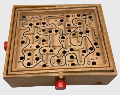Auktion 376<br>altes Holz Geschicklichkeitsspiel mit einer Kugel, gut erhalten, H-10 cm, 31x29 cm [1]