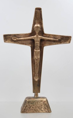 Auktion 376<br>Kruzifix aus patiniertem Bronzeguss mit einer stilisierten Christus-Figur auf einem trapezförmigen Standfuß, [1]
