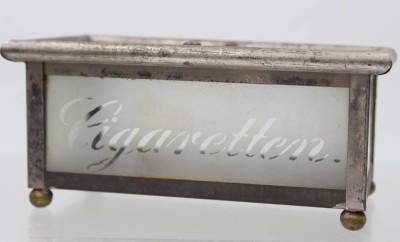 Auktion 376<br>vintage Schatulle aus Glas mit Metallfassung und kleinen Kugelfüßen für Zigaretten . [1]