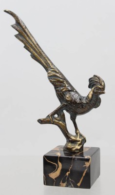 Auktion 376<br>ein schreitender Fasan (oder Goldfasan) im Art-Déco-Stil aus Bronze auf einem quadratischen Sockel aus geadertem Marmor. [1]