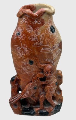 Auktion 376<br>Speckstein-Vase, beschnitzt mit Affen und Vogel, H-15 cm [1]