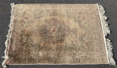 Auktion 376<br>Orient-Teppich,  wohl Seidenflor, 90x125 cm [1]