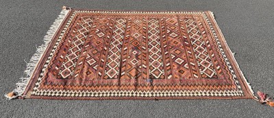 Auktion 376<br>handgewebter afghanischer Kelim mit traditionellen geometrischen Rauten- und Streifenmustern in warmen Erdtönen wie Braun, Rot und Orange.  220x150 cm, [1]