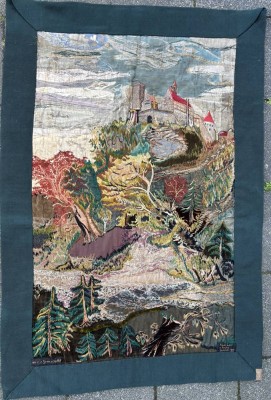 Auktion 376<br>gr. Wandgobelin mit Ansicht der Wartburg, signiert, mit Widmung und datiert 1901-1926, 106x155 cm [1]