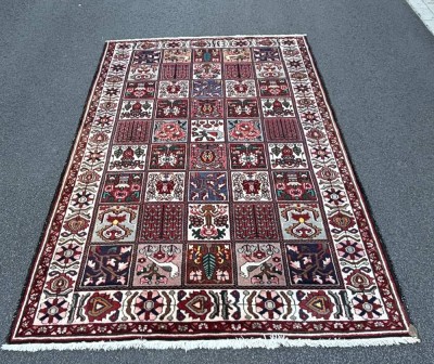 Auktion 376<br>Bachtiar-Gartenteppich (Bakhtiari) aus dem Iran,  klassisches Paradiesgarten-Muster mit quadratischen Feldern,  160x240 cm [1]