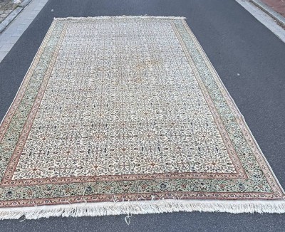 Auktion 376<br>gr. Webteppich, 225x340 cm, mittig fleckig [1]