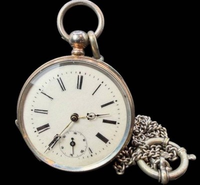 Auktion 376<br>HTU mit Schlüsselwerk, versilbert, Werk läuft nur an, mit Uhrenkette, D-4,5 cm [1]