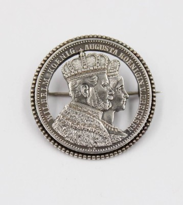 Auktion 376<br>antike Schmuckbrosche, gefertigt aus preußischem Krönungstaler von 1861, Silber, ca. 17,7gr., D-3,8cm [1]