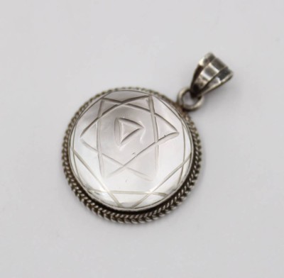 Auktion 376<br>Silber-Anhänger, Cabochon aus Bergkristall, Sri Yantra-Symbol, ca. D-2,5cm [1]