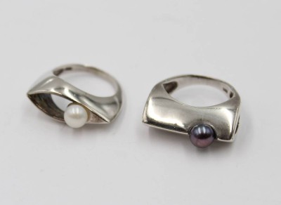 Auktion 376<br>2x div. moderne 925er Silber-Ringe, je mit Perle, zus. ca. 9,5gr., RG 48/49 [1]