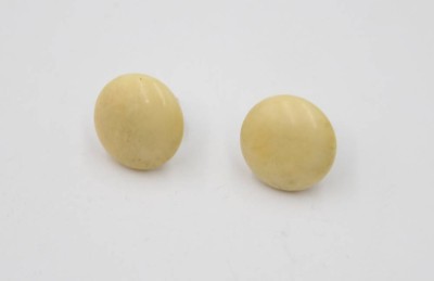 Auktion 376<br>Paar Ohrstecker, Bein, wohl 20er Jahre, Silbermontur, ca. D-1,5cm [1]