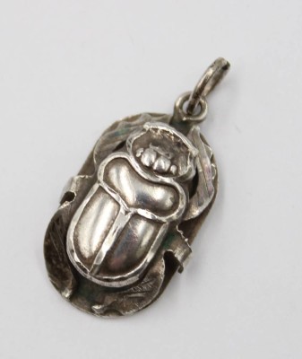 Auktion 376<br>plastischer Skarabäus-Kettenanhänger, Silber, 5,5gr., L-ca. 3,5cm [1]