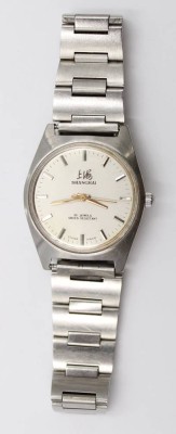 Auktion 376<br>Armbanduhr, Shanghai, Modell 7120, Handaufzug, Werk läuft, Metallband, ca. D-3,5cm [1]