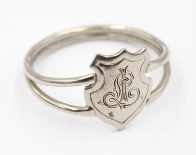Auktion 376<br>Serviettenring, silberfarben, Ziermonogramm, ca. D-5cm [1]