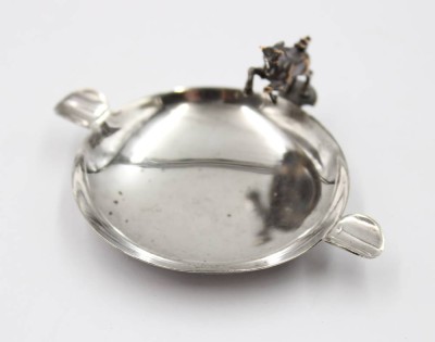 Auktion 376<br>kl. Ascher mit kl. Pferdeskulptur, Alpacca, älter, ca. D-6cm [1]