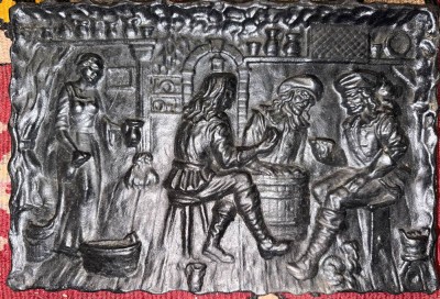 Auktion 376<br>kl. gusseiserne Platte mit Relief, Wirtshausszene, 20x28,5 cm [1]