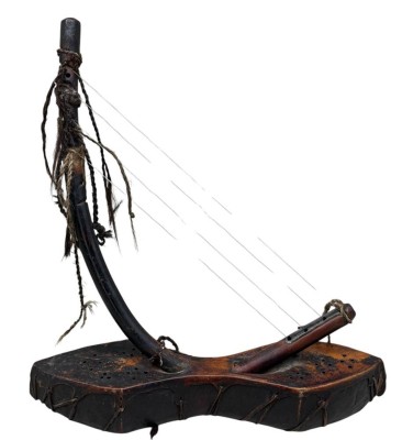 Auktion 376<br>antike, seltene  Bogenharfe aus Holz, Ost-Kurdistan, 47 cm. Höhe 36 cm und tiefe 13 cm. [1]
