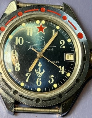 Auktion 376<br>mechanische Vostok (Wostok) Komandirskie Armbanduhr, Kal. Kaliber 2414A, 17 Steine Werk läuft, U-Boot-Motiv, ohne Band [1]