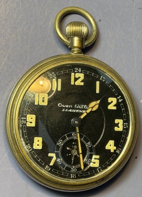 Auktion 376<br>wohl militärische Taschenuhr, beschriftet Owen Williams,Llanrwst (Wales), Werk läuft, Aufzugskrone lose, D-5 cm [1]