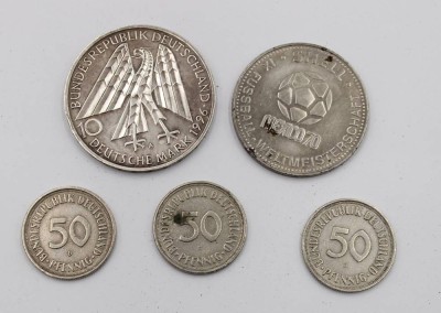 Auktion 376<br>kl. Münzkonvolut, 3x 50 Pfennnige, 10 DM (Silber) und Shell-Marke WM 70 [1]