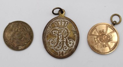 Auktion 376<br>3tlg. Konvolut, Kaiserpaar-Medaille, Regimentsmedaille u. Hohenzollern-Denkmünze, Altersspuren [1]