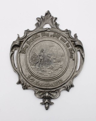 Auktion 376<br>Wandplakette aus der Zeit des Ersten Weltkriegs mit dem Spruch „Flieg Zeppelin flieg - hilf uns im Krieg“, 8.-9. September 1915, ca. 15,5 x 11,5cm [1]