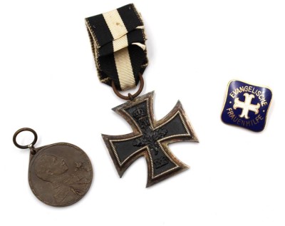 Auktion 376<br>Eisernes Kreuz 2. Kl. 12. WK, Kolonial-Denkmünze und Mitgliedsabzeichen der Evangelischen Frauenhilfe, Altersspuren [1]