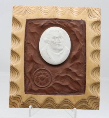 Auktion 376<br>Luther-Gedenkplakette, Meissen, Böttgersteinzeug und Biskuitporzellan, 1983 anlässlich des 500. Geburtstags von Martin Luther, gerahmt, RG 17 x 15cm [1]
