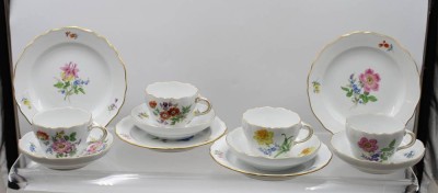 Auktion 376<br>4x 3tlg Gedecke, Meissen, Schwertermarke, Dekor „Bunte Blume“, feine Blumenmalerei und Goldrand, je 1. Wahl, Tassen H-6,5cm [1]