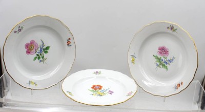 Auktion 376<br>3x Kuchenteller, Meissen, Schwertermarke, Dekor „Bunte Blume“, feine Blumenmalerei und Goldrand, je 1. Wahl, D-19,5cm [1]