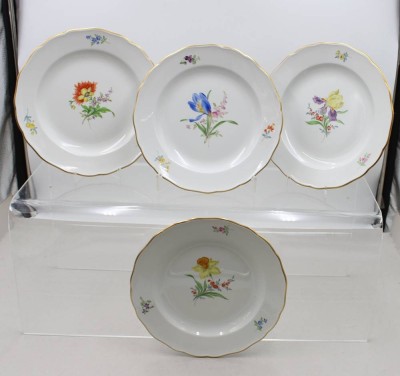 Auktion 376<br>4x flache Teller, Meissen, Schwertermarke, Dekor „Bunte Blume“, feine Blumenmalerei und Goldrand, je 1. Wahl, je D-25cm [1]