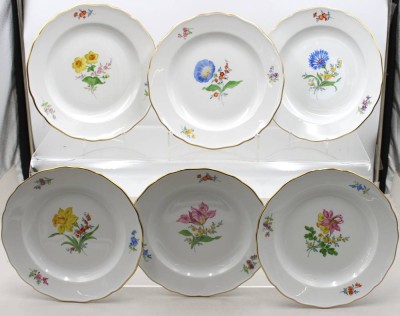 Auktion 376<br>6x flache Speiseteller, Meissen, Schwertermarke, Dekor „Bunte Blume“, feine Blumenmalerei und Goldrand, je 1. Wahl, D-25cm [1]
