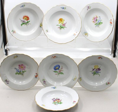 Auktion 376<br>7x tiefe Speiseteller, Meissen, Schwertermarke, Dekor „Bunte Blume“, feine Blumenmalerei und Goldrand, je 1. Wahl, je D-23cm [1]