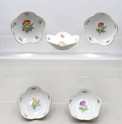 Auktion 376<br>5x Konfektschalen, Meissen, Schwertermarke, Dekor „Bunte Blume“, feine Blumenmalerei und Goldrand, je 1. Wahl, je D-14cm  H-4cm [1]