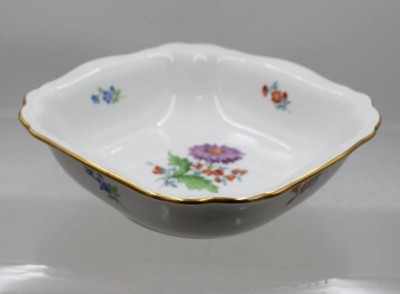 Auktion 376<br>Schale, Meissen, Schwertermarke, Dekor „Bunte Blume“, feine Blumenmalerei und Goldrand, 1. Wahl, H-6cm D-20cm [1]