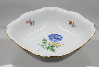 Auktion 376<br>Schale, Meissen, Schwertermarke, Dekor „Bunte Blume“, feine Blumenmalerei und Goldrand, 1. Wahl, H-7cm D-24cm [1]