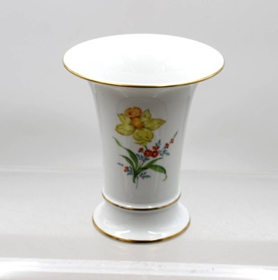 Auktion 376<br>Trichtervase, Meissen, Schwertermarke, Dekor „Bunte Blume“, feine Blumenmalerei und Goldrand, 1. Wahl, ca. H-16,5cm [1]