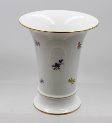 Auktion 376<br>Trichtervase, Meissen, Schwertermarke, Dekor „Bunte Blume“, Streublümchen und Goldrand, 2 Schleifstriche, ca. H-16,5cm [1]
