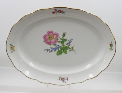 Auktion 376<br>ovale Platte, Meissen, Schwertermarke, Dekor „Bunte Blume“, feine Blumenmalerei und Goldrand, 1. Wahl, 36 x 26,5cm [1]