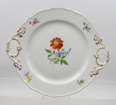 Auktion 376<br>Henkelplatte, Meissen, Schwertermarke, Dekor „Bunte Blume“, feine Blumenmalerei und Goldrand, 1. Wahl,  30 x 25,5cm [1]